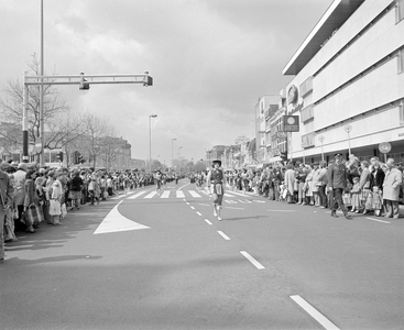 880631 Afbeelding van de optocht met verschillende muziek- en majorettekorpsen op het Vredenburg te Utrecht, in het ...